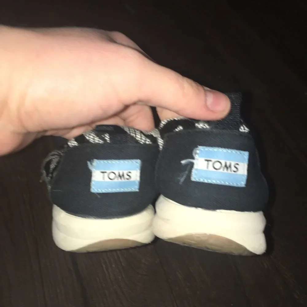 Tom’s 7.5 black and white abstract striped tennis shoes/sneakers